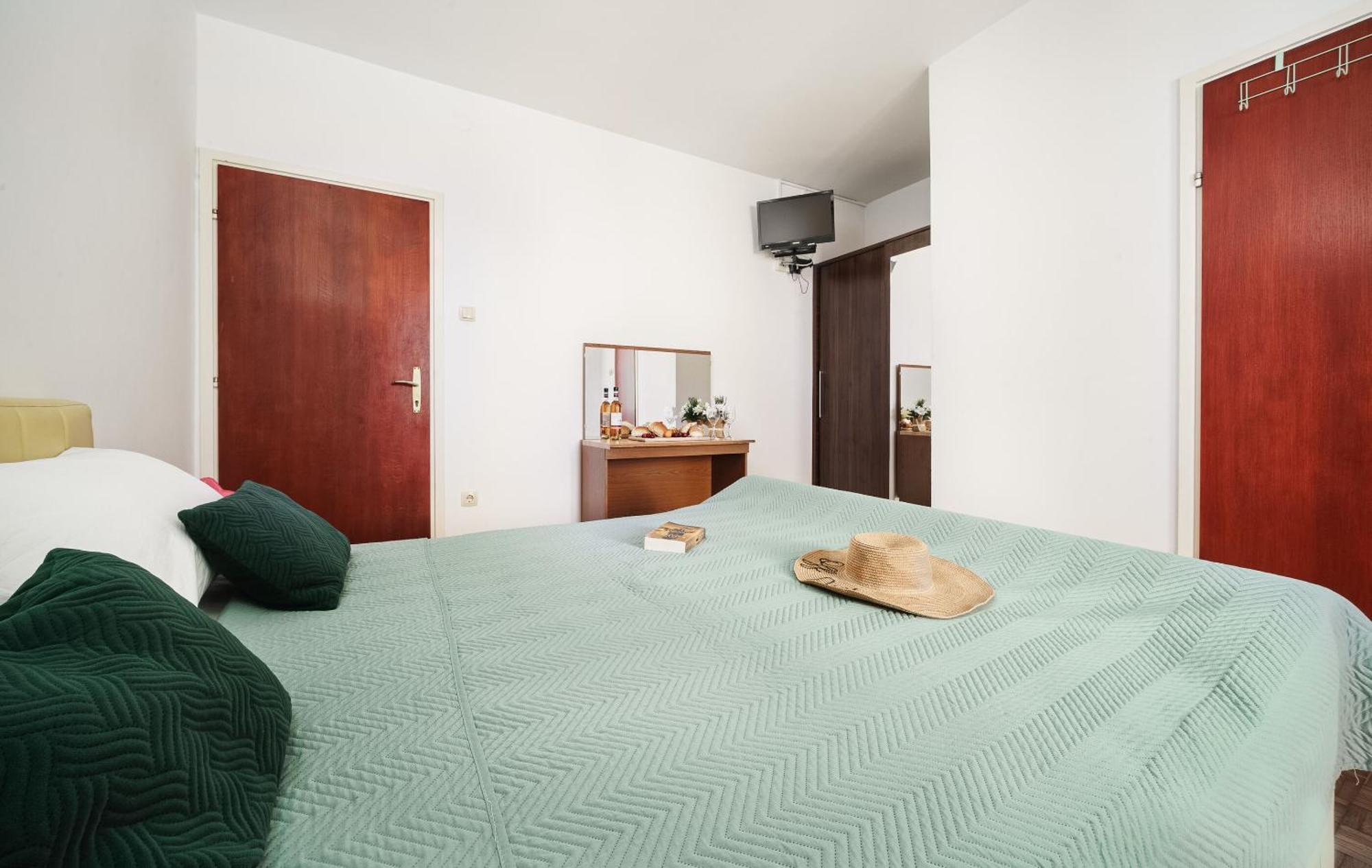Apartment And Rooms Mrkovic Vodice Exterior foto
