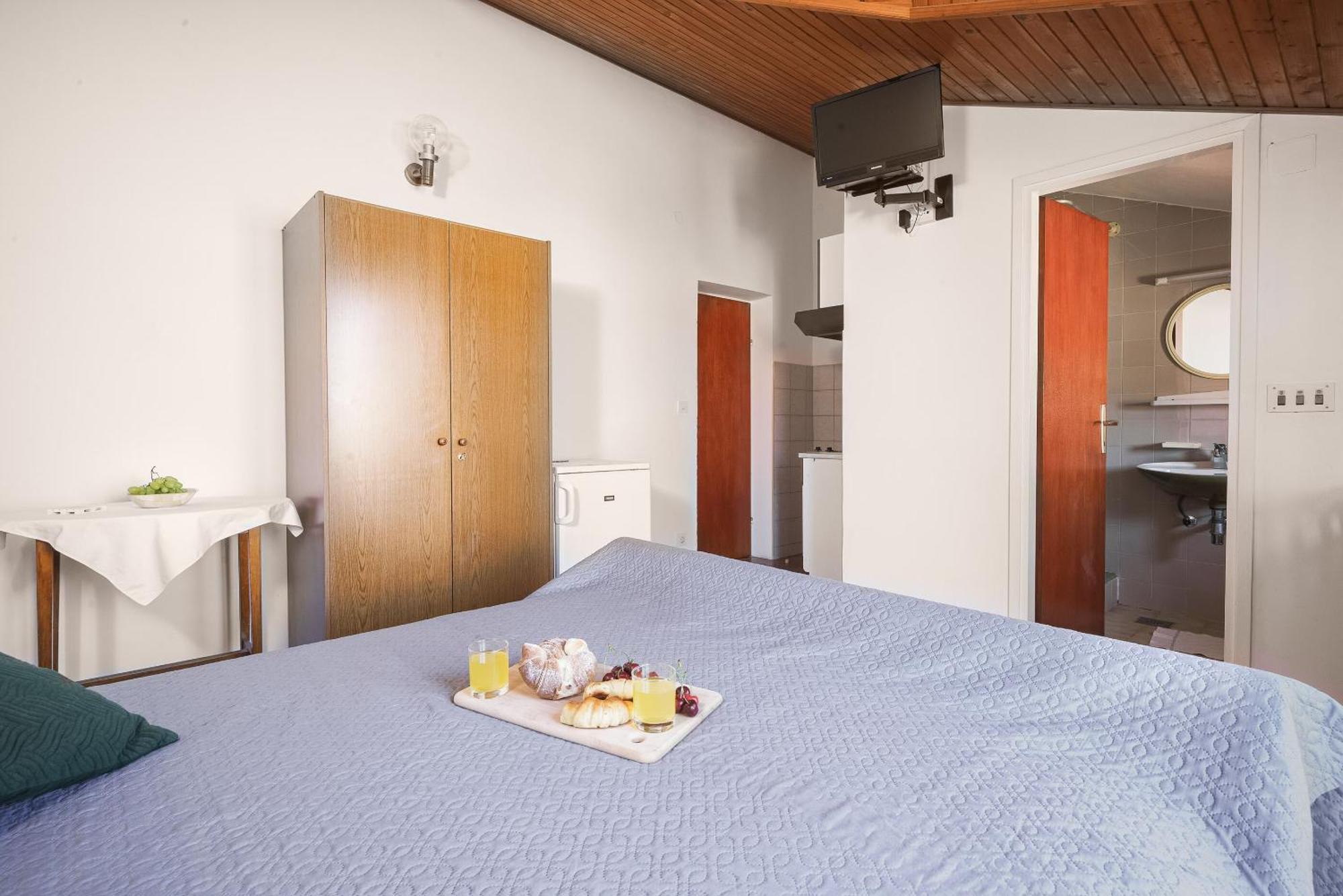 Apartment And Rooms Mrkovic Vodice Exterior foto